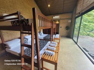 um quarto com três beliches numa casa em Heaven Hides - Narangala em Kegalle