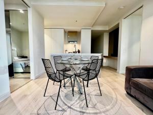 ein Esszimmer mit Tisch und Stühlen in einer Küche in der Unterkunft City Central Location, Parking and 2 Bed Apartment in Melbourne