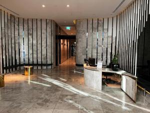 eine Lobby mit Rezeption in einem Gebäude in der Unterkunft City Central Location, Parking and 2 Bed Apartment in Melbourne