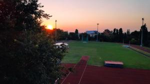 un parco al tramonto con il tramonto di Da Raffa a Bologna