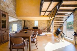ein großes Esszimmer mit einem Holztisch und Stühlen in der Unterkunft Lemon Villa-indoor pool in Valpedre