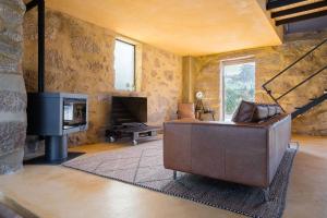 ein Wohnzimmer mit einem Sofa und einem Kamin in der Unterkunft Lemon Villa-indoor pool in Valpedre