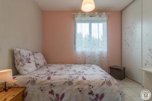 Ένα ή περισσότερα κρεβάτια σε δωμάτιο στο Duplex Casita mia chez Myriam gite 3 étoiles climatisé 4 adultes 2 chambres 3 lits terrasse jardin