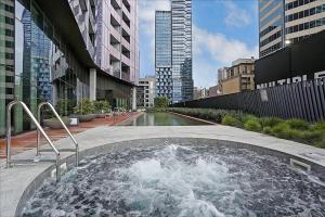 einen Whirlpool mitten in einer Stadt in der Unterkunft City Central Location, Parking and 2 Bed Apartment in Melbourne