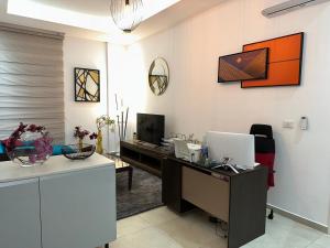 TV at/o entertainment center sa SYN - Corniche