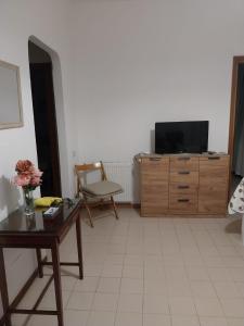 TV a/nebo společenská místnost v ubytování Appartamento a Fregene vicino Servizi e Mare