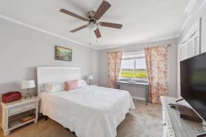 Gallery image of Right Across Beach Pool View Private Balcony By Zen Living Short Term Rental in Myrtle Beach