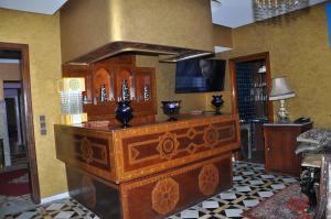 - une cuisine avec un grand îlot en bois dans l'établissement Hôtel Transatlantique, à Casablanca