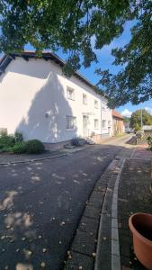 un edificio con una gran sombra a su lado en Unter der Linde, en Sankt Wendel