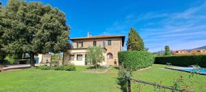 a large house with a yard and a pool at Giglio Dorato in Castiglion Fiorentino