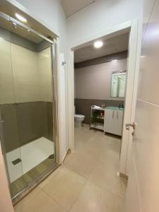 uma casa de banho com uma cabina de duche em vidro e um WC. em Aeropuerto-Churriana-Golf em Málaga