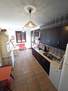 eine Küche mit Spüle und Arbeitsplatte in der Unterkunft Villa Cuatro Encinas, Iznájar in Iznájar + 23 Fotos