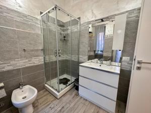 ein Bad mit einer Dusche, einem Waschbecken und einem WC in der Unterkunft NEWHOUSE ANTIUM in Anzio
