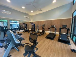 Das Fitnesscenter und/oder die Fitnesseinrichtungen in der Unterkunft Baan Karon Resort