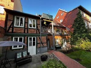 Casa de ladrillo con puerta blanca y balcón en Unterkunft direkt an der Schelfkirche en Schwerin