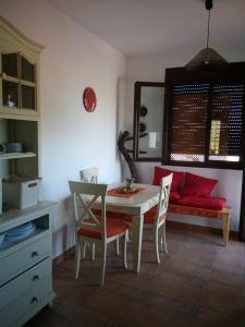cocina con mesa, sillas y sofá en Villa Cuatro Encinas, Iznájar en Iznájar
