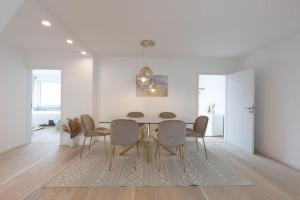 uma sala de jantar com mesa e cadeiras em Stylish Apartment near Munich em Moorenweis