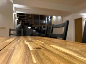 a close up of a wooden table in a room at arra housing near Bistrita in Şintereag