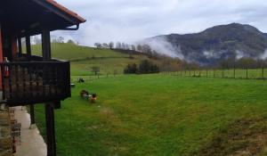 vista su un prato con montagna di La Casona de Torió a Torío