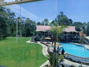 Blick auf ein Resort mit Pool und Gebäude in der Unterkunft Brooks Lodge in Nakuru