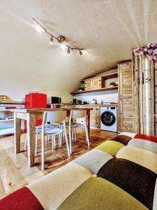 Casa Nenella في Paesana: مطبخ مع طاولة وكراسي في غرفة