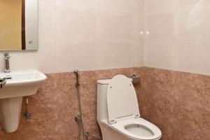 Hotel Nilakantha Pvt. Ltd في كاتماندو: حمام مع مرحاض ومغسلة