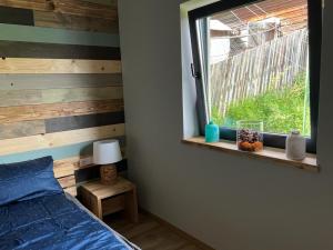 - une chambre avec un lit et une fenêtre dans l'établissement Nook by the lake Dealu Botii, à Dealu Botii