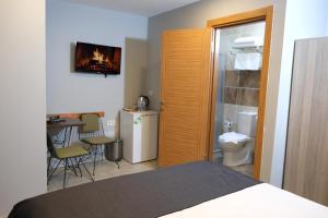 ein Schlafzimmer mit einem Bett und einem Tisch sowie ein Badezimmer in der Unterkunft Ore Pera Suites in Istanbul + 159 Fotos