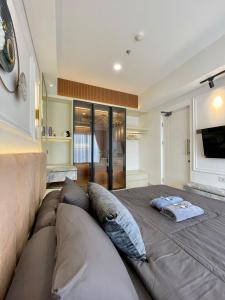 TV a/nebo společenská místnost v ubytování Insta-worthy staycation at 2BR luxury Apt - Podomoro Empire Tower