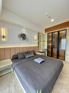 - une chambre avec un grand lit dans l'établissement Insta-worthy staycation at 2BR luxury Apt - Podomoro Empire Tower, à Medan