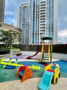 een speeltuin met verschillende soorten speeltoestellen op een dak bij Insta-worthy staycation at 2BR luxury Apt - Podomoro Empire Tower in Medan