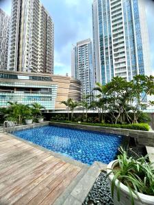 una piscina en una ciudad con edificios altos en Insta-worthy staycation at 2BR luxury Apt - Podomoro Empire Tower, en Medan