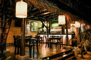 En restaurant eller et andet spisested på Coco Palm Villa and Cabanas