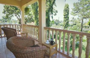 Svalir eða verönd á Cycad Entebbe Guest House
