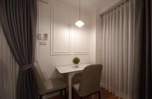 バンコクにあるPanoramic City View Room at Silomのギャラリーの写真