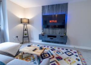 uma sala de estar com uma televisão e uma mesa de centro em Luxury Apartments - MBS Lettings em Bewdley