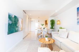Χώρος καθιστικού στο Oceanus oasis at Bokarina Beach -stunning modern coastal apartment