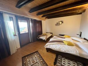 ein Schlafzimmer mit zwei Betten und einem großen Fenster in der Unterkunft Trout Cottage in Bran