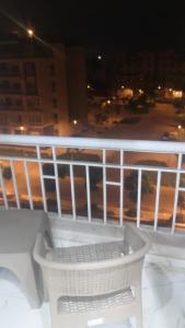 eine weiße Bank, die nachts auf einem Balkon sitzt in der Unterkunft Ismailia in ‘Ezbet Abd el-Hâdi ‘Afîfi
