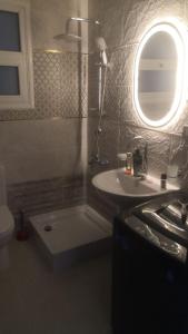 ‘Ezbet Abd el-Hâdi ‘AfîfiにあるIsmailiaのバスルーム(洗面台、鏡付)