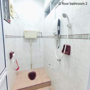 Ένα μπάνιο στο Double Storey 5 room Bukit Beruang -18pax +28 φωτογραφίες
