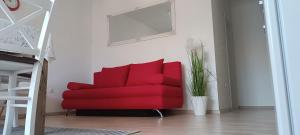 - Silla roja en la sala de estar en Villa Marin, en Pag