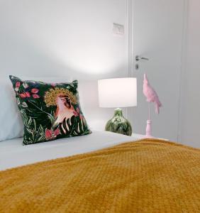 Un dormitorio con una cama con una almohada y una lámpara. en FamilyBO Apartments Bologna Delight - front station, en Bolonia