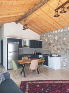 een keuken met een tafel en stoelen in een kamer bij Fethiye Havuzlu Villa in Fethiye