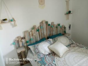una camera da letto con un letto con testiera in legno di Appartement village de vacances a Parentis-en-Born Altre 6 foto