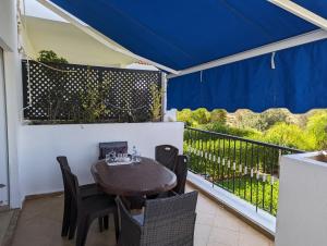 Μπαλκόνι ή βεράντα στο 2 Bed Flat - Sleeps 5 - Pets - Pool - Parking