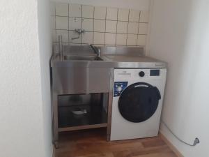 eine Küche mit einer Spüle und einer Waschmaschine in der Unterkunft Apartment mit Balkon in Lünen in Lünen