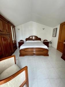 1 dormitorio con cama de madera y sofá en Vico Gioia, en Roccasicura