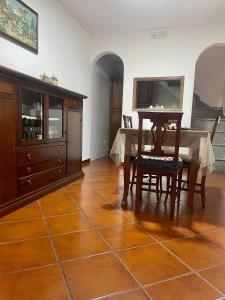 una sala da pranzo con tavolo e sedie in legno di Vico Gioia a Roccasicura