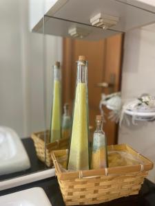 una cesta llena de botellas encima de un mostrador en Vico Gioia, en Roccasicura